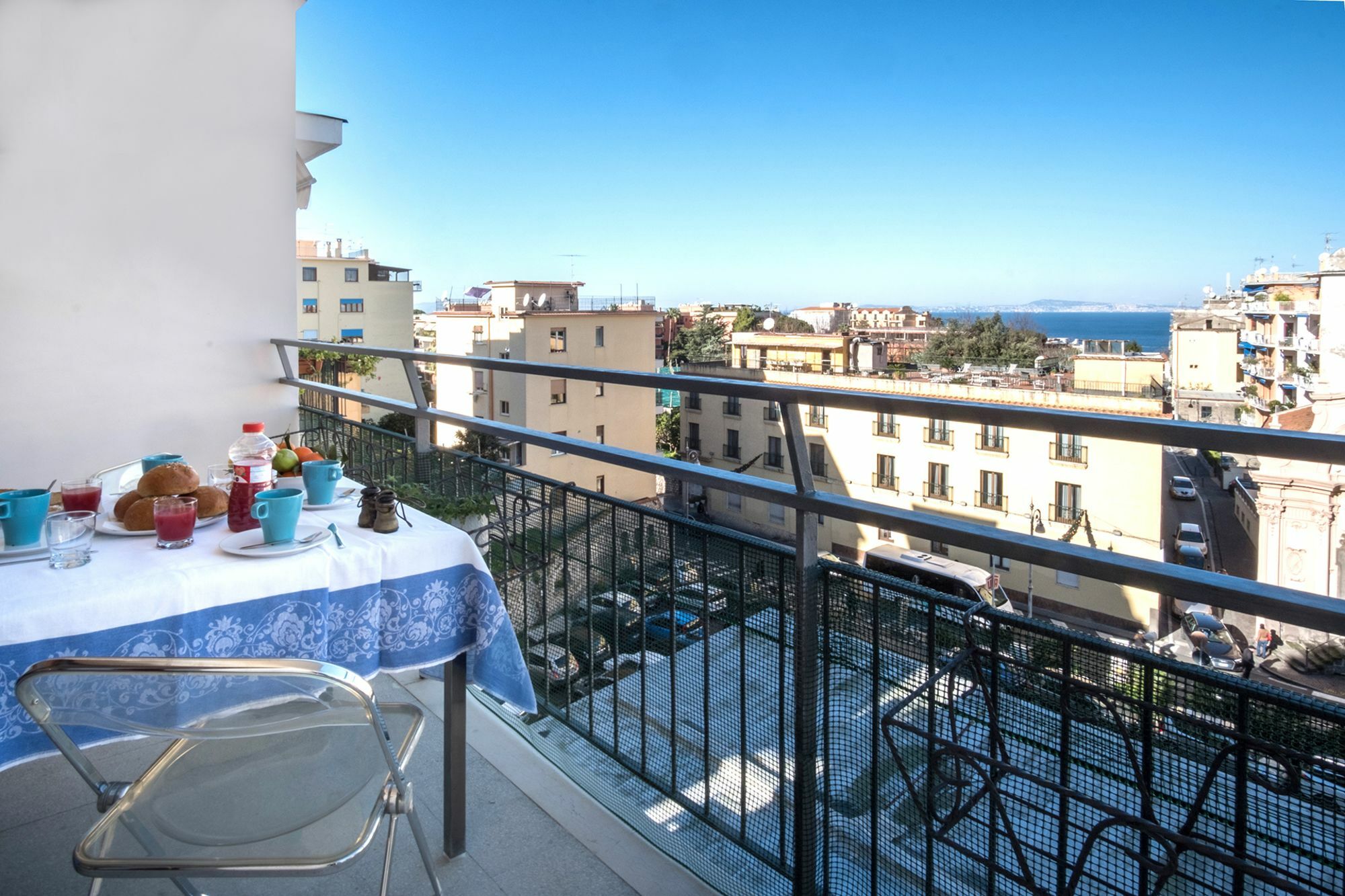 Amore Rentals - Appartamento Erica Сорренто Экстерьер фото
